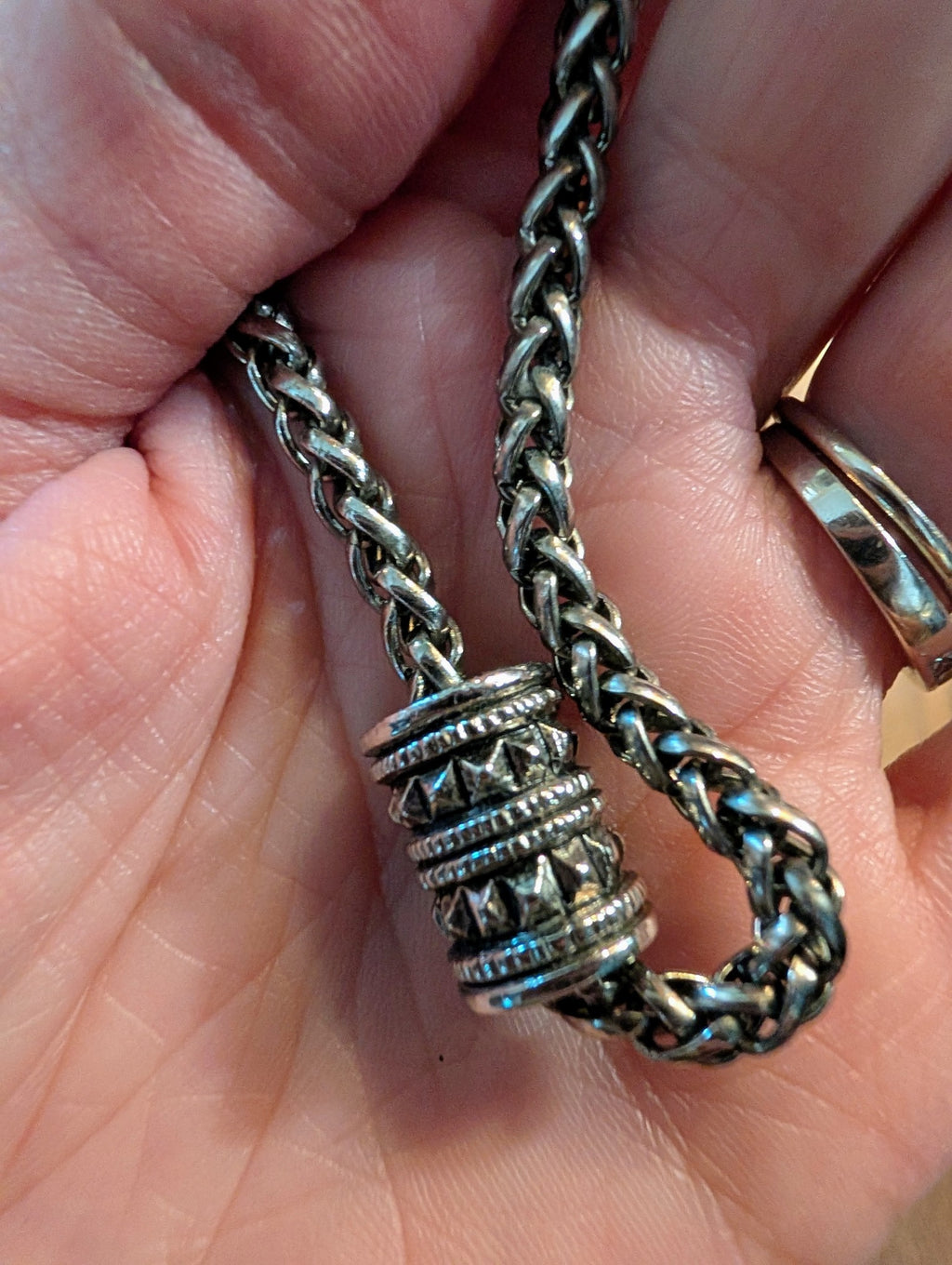 Close-up of the vintage silver-tone chain and magnetic closure